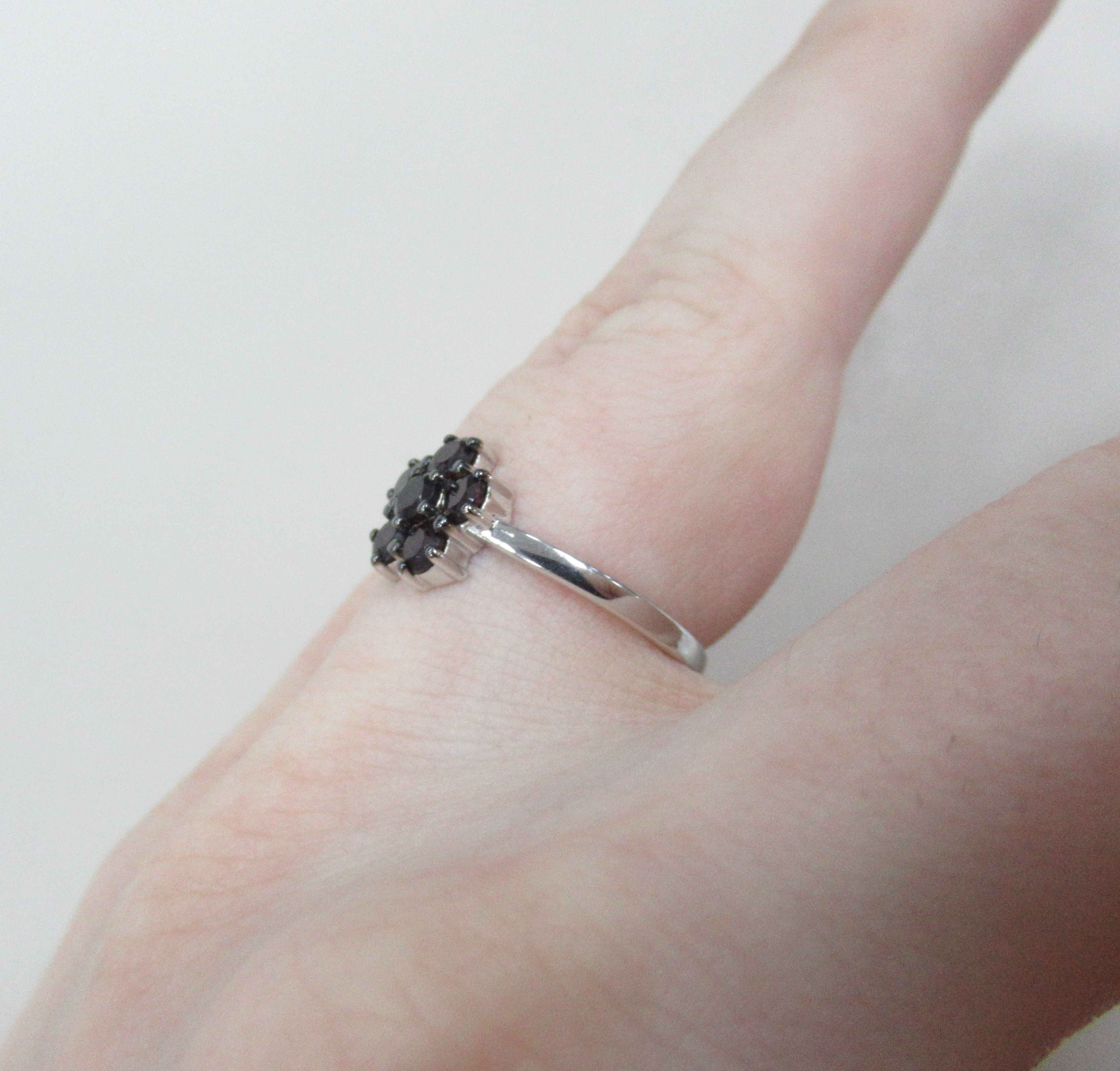 Серебряное кольцо с чешскими гранатами "Цветок"